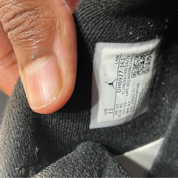 Selling Jordan 4’s red white black - Picture 4 of 7